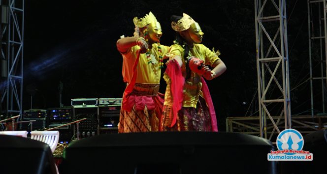 
 Salah satu penampilan Tari Topeng Kesultanan Kutai Kartanegara Ing Martadipura, yang merupakan budaya lokal Tanah Kutai dan masih lestari hingga kini. Disdikbud Kutai Kartanegara mengambil langkah strategis untuk memperkuat muatan budaya lokal dalam proses pembelajaran di sekolah.