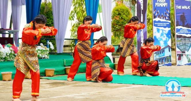 
 Penampilan seni tari tradisional siswa SMPN 1 Sebulu, Kutai Kartanegara, yang sarat dengan nilai-nilai kehidupan dan penting bagi pembentukan karakter generasi muda.