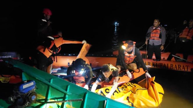 
 Tim SAR Gabungan mengevakuasi korban kapal ferry yang tenggelam di perairan Ujoh Halang, Kabupaten Kutai Barat. Kapal dengan 28 penumpang ini dilaporkan mengalami kecelakaan di Sungai Mahakam pada awal pekan ini.