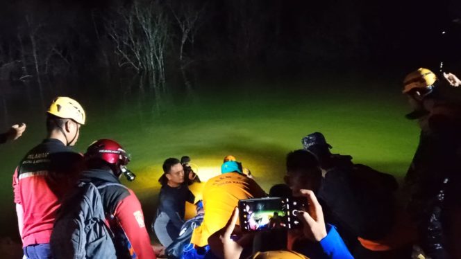 
 Tim SAR Gabungan berhasil menemukan dan mengevakuasi seluruh korban tenggelam di Waduk PDAM KM 8, Batu Ampar. (Dok. Basarnas Kaltim)