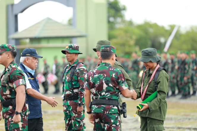 
 Berpusat di Puslatpur Amborawang, 192 peserta sukses menyelesaikan misi agenda retret Pegawai ASN Otorita IKN yang berlangsung selama 14 hari, mulai dari pembekalan berbagai materi, pelatihan baris-berbaris, pengetahuan senjata ringan, hingga bela diri taktis. Agenda ini ditutup dengan upacara penutupan yang dilaksanakan pada Rabu (18/11/2025) di Puslatpur Amborawang.