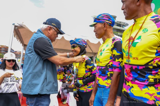 
 19 peserta gowes Tour de’ Jakarta—IKN 2025 bersama puluhan pesepeda, yang terdiri dari pegawai Otorita IKN dan masyarakat lainnya, turut memeriahkan titik akhir (finish) rute perjalanan di KIPP Nusantara, pada Sabtu (22/11/2025). Kegiatan ini pun ditutup dengan lifestyle, penanaman berbagai pohon di tanah Nusantara.