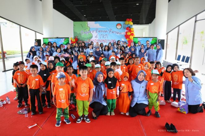 
 Diawali dengan tarian dari TK Dewantara, puluhan peserta didik TK se-Kecamatan Sepaku bersama Pengurus Dharma Wanita Persatuan (DWP) Otorita Ibu Kota Nusantara ⁩secara semangat mengikuti berbagai rangkaian kegiatan sosialisasi PHBS dan pemberian bantuan buku di Sentra Massa, KIPP Nusantara, pada Kamis (27/11/2025). Kegiatan ini sekaligus menegaskan peringatan hari jadi DWP ke-26 yang inklusif, khususnya berdampak bagi masyarakat di sekitarnya.