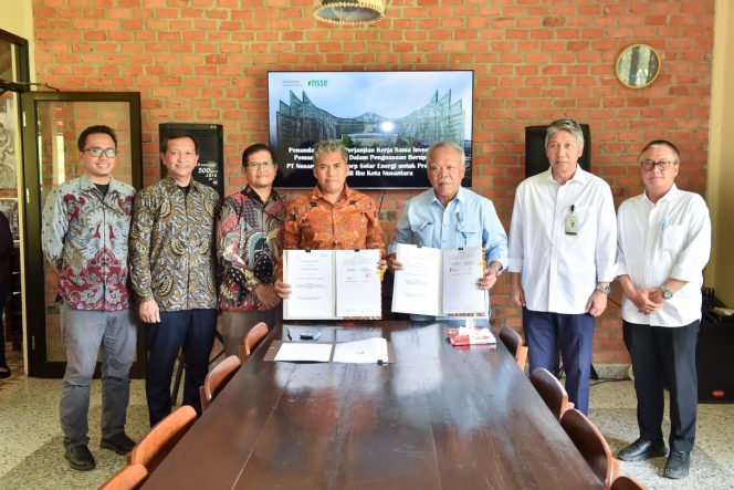 
 Otorita IKN resmi menandatangani perjanjian kerja sama dengan PT Nusantara Sembcorp Solar Energi (NSSE), sebuah Joint Venture Company milik PLN Nusantara Renewables dan SembCorp Utilities Pte. Ltd. pada Kamis (27/11/2025).