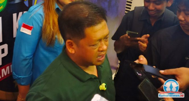 
 Kepala Dinas Pemuda dan Olahraga Kabupaten Kutai Kartanegara, Aji Ali Husni, memberikan keterangan terkait tanggapan Dispora Kukar terhadap launching Odah Kesehatan Pemuda yang digelar oleh DPD KNPI Kukar.