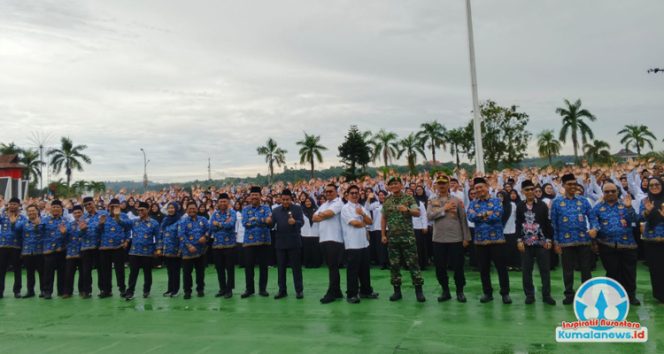
 Bupati Kutai Kartanegara, Aulia Rahman Basri, didampingi Wakil Bupati Rendi Solihin, Sekretaris Daerah Sunggono, unsur Forkopimda, serta para Kepala OPD, berfoto bersama dengan Aparatur Sipil Negara Pegawai Pemerintah dengan Perjanjian Kerja (ASN PPPK) di lingkungan Pemerintah Kabupaten Kutai Kartanegara.