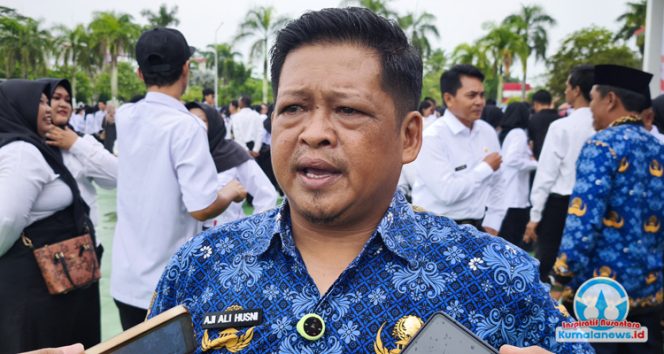
 Kepala Dinas Pemuda dan Olahraga Kabupaten Kutai Kartanegara, Aji Ali Husni, memberikan keterangan pers kepada awak media terkait keberhasilan Forum Kewirausahaan Pemuda (FKP) Kutai Kartanegara yang meraih prestasi membanggakan sebagai organisasi kepemudaan terbaik se-Kalimantan Timur.