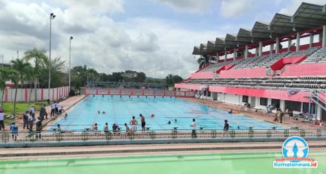 
 Kolam Renang Junjung Buyah merupakan salah satu fasilitas olahraga milik Pemerintah Kabupaten Kutai Kartanegara yang dikelola oleh Dinas Pemuda dan Olahraga (Dispora) Kukar.