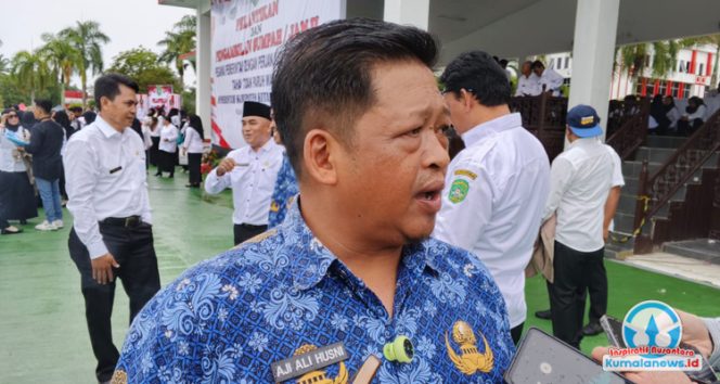 
 Kepala Dinas Pemuda dan Olahraga Kabupaten Kutai Kartanegara, Aji Ali Husni, memberikan keterangan pers kepada awak media mengenai komitmen pemerintah daerah yang akan terus berupaya menekan angka pengangguran dan kemiskinan di kalangan pemuda.