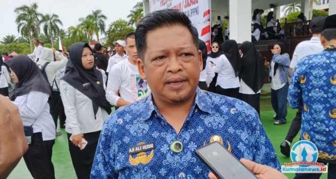 
 Kepala Dinas Pemuda dan Olahraga Kabupaten Kutai Kartanegara, Aji Ali Husni, memberikan keterangan pers kepada awak media terkait komitmen Dispora Kukar yang memfokuskan programnya pada upaya menciptakan pemuda mandiri dan siap kerja melalui kolaborasi lintas sektor.