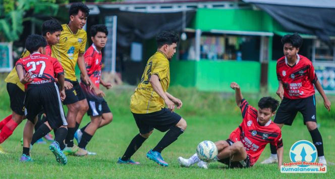 
 Kegiatan olahraga di tingkat kecamatan, seperti pertandingan sepak bola, yang menjadi bagian dari upaya pemerataan pembinaan atlet hingga wilayah pedalaman dan pesisir oleh KONI Kutai Kartanegara