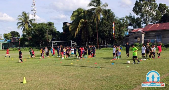 
 Kegiatan latihan sepak bola di salah satu kecamatan wilayah pedalaman sebagai bagian dari upaya pemerataan program pembinaan atlet oleh KONI Kutai Kartanegara hingga daerah pesisir dan hulu.