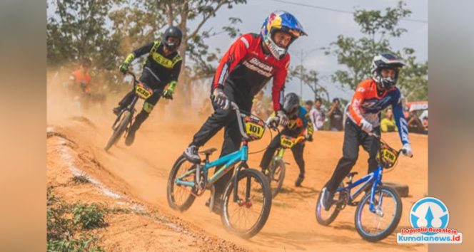 
 Salah satu cabang olahraga tantangan, yaitu BMX, kini menjadi perhatian khusus Dinas Pemuda dan Olahraga Kutai Kartanegara bersama KORMI Kukar. Olahraga ini dinilai memiliki potensi besar untuk dikembangkan, baik sebagai ruang ekspresi anak muda maupun sebagai aktivitas fisik yang mendorong kreativitas dan keberanian. Upaya pembinaan terus digencarkan agar komunitas BMX di Kukar semakin tumbuh dan memiliki wadah yang lebih terfasilitasi. (Dok. Juli)