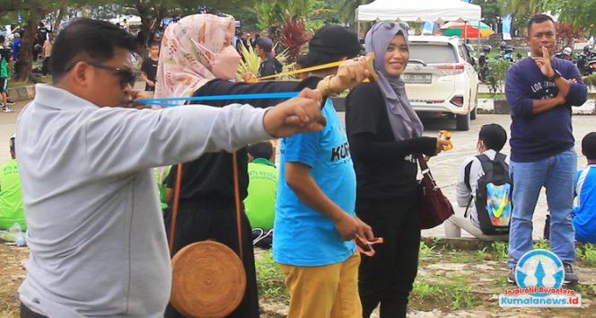 
 Kepala Dinas Pemuda dan Olahraga Kutai Kartanegara, Aji Ali Husni, tampak mencoba permainan tradisional Katepel. Ia didampingi Ketua KORMI Kukar, Lukman, serta para penggiat olahraga tradisional. Momen ini menunjukkan komitmen pemerintah daerah bersama KORMI dalam melestarikan serta mempromosikan permainan tradisional sebagai bagian dari warisan budaya dan aktivitas olahraga masyarakat di Kukar. (Dok. Kumalanews.id)