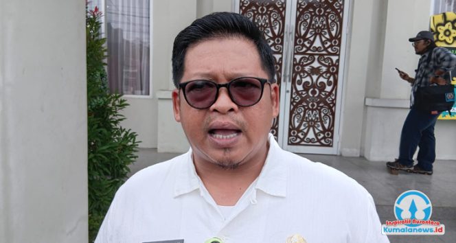 
 Kepala Dinas Pemuda dan Olahraga Kutai Kartanegara, Aji Ali Husni, memberikan keterangan pers terkait kesiapan Dispora Kukar berkolaborasi dengan DMI dalam pengembangan program pembinaan pemuda dan kewirausahaan berbasis masjid.