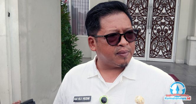 
 Kepala Dinas Pemuda dan Olahraga Kutai Kartanegara, Aji Ali Husni, memberikan keterangan pers mengenai rencana Dispora Kukar membentuk Pusat Data Pemuda. Program tersebut akan melibatkan anggota Ikatan Remaja Masjid Indonesia (IRMA) di bawah koordinasi Dewan Masjid Indonesia (DMI) sebagai pelaksana pendataan dan penguatan kegiatan kepemudaan berbasis masjid.