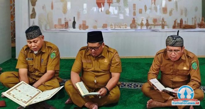 
 Kepala Dinas Pemuda dan Olahraga Kutai Kartanegara, Aji Ali Husni, bersama pejabat dan staf Dispora Kukar melaksanakan Gerakan Etam Mengaji (GEMA).