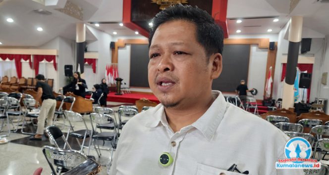 
 Kepala Dinas Pemuda dan Olahraga Kutai Kartanegara, Aji Ali Husni, memberikan keterangan pers mengenai komitmen Dispora Kukar untuk terus memperkuat kualitas sumber daya manusia di kalangan pemuda melalui jalur pendidikan nonformal. (Foto: Dok. kumalanews.id)