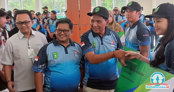 
 Kepala Dinas Pemuda dan Olahraga Kutai Kartanegara, Aji Ali Husni, bersama Asisten II Setkab Kukar, Ahyani Fadliannur Diani, dan perwakilan BPJS Ketenagakerjaan Kukar, menyerahkan secara simbolis kepesertaan BPJS Kesehatan kepada atlet Kukar yang berlaga pada POPDA XVII. Kegiatan berlangsung di Ruang Serbaguna Kantor Bupati Kukar, Senin (10/11/2025).