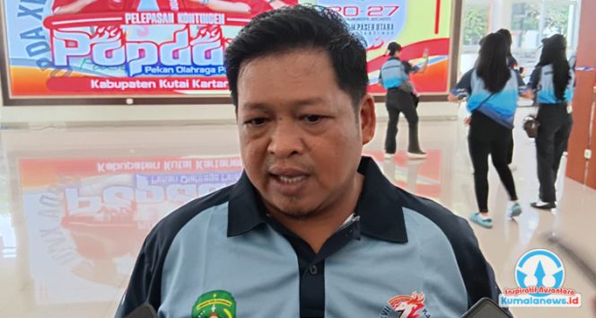 
 Kepala Dinas Pemuda dan Olahraga (Dispora) Kutai Kartanegara, Aji Ali Husni, memberikan keterangan kepada media terkait dukungan Dispora Kukar kepada atlet pelajar yang berlaga di POPNAS 2025, Senin (10/11/2025).