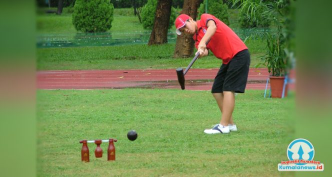 
 Woodball merupakan olahraga yang dimainkan di atas lapangan rumput, di mana pemain menggunakan tongkat berbentuk palu untuk memukul bola hingga melewati gate yang menjadi target. Olahraga ini kini mulai diperkenalkan secara bertahap di Kutai Kartanegara oleh Dinas Pemuda dan Olahraga (Dispora) Kukar sebagai upaya menambah pilihan cabang olahraga dan memperluas pembinaan atlet muda di daerah. (Dok: Nur Syamsuddn Fikri)