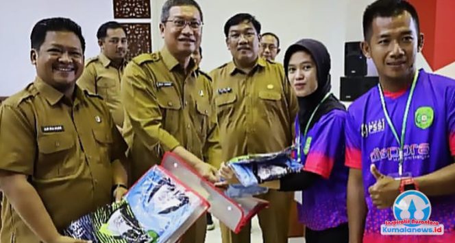 
 Penyerahan perlengkapan peserta Pelatihan Pelatih Sepak Bola Lisensi D Nasional yang diselenggarakan oleh Dinas Pemuda dan Olahraga (Dispora) Kutai Kartanegara. (Dok. Indirwan)