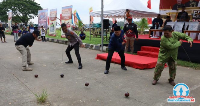 
 Kepala Dinas Pemuda dan Olahraga Kutai Kartanegara, Aji Ali Husni, bersama sejumlah pejabat tampak memainkan salah satu olahraga tradisional, yaitu permainan gasing, pada perhelatan Erau 2025 beberapa waktu lalu. (Dok. Indirwan)