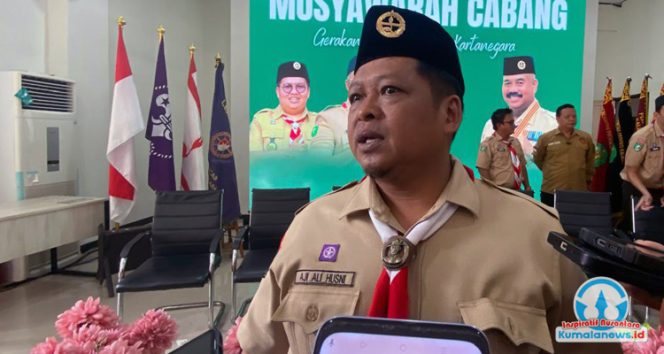 
 Kepala Dinas Kepemudaan dan Olahraga Kabupaten Kutai Kartanegara, Aji Ali Husni, memberikan keterangan kepada media mengenai komitmen Dispora Kukar untuk terus mendorong pembentukan karakter tangguh dan berani tampil di kalangan pemuda. (Dok. Kumalanews.id)
