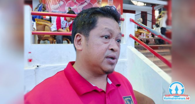 
 Kepala Dinas Pemuda dan Olahraga Kutai Kartanegara, Aji Ali Husni, saat memberikan keterangan kepada media mengenai persiapan anggaran untuk tiga event olahraga besar yang akan digelar pada tahun 2026. Ia menjelaskan sejumlah langkah strategis yang tengah disiapkan Dispora Kukar untuk memastikan seluruh kebutuhan kontingen dapat terpenuhi secara optimal. (Dok, Indirwan)