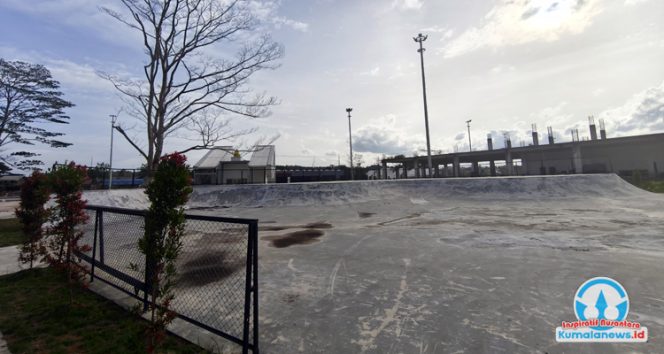 
 Tampak proses pembangunan skatepark di kawasan Taman Pujasera, Kutai Kartanegara. Fasilitas ini mulai menarik perhatian masyarakat, khususnya komunitas olahraga ekstrem, yang menantikan hadirnya ruang baru untuk berlatih dan mengekspresikan bakat mereka.