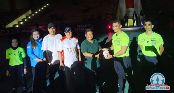
 Foto bersama pada pembukaan Turnamen Futsal KNPI Kukar Cup 2025 di Gedung Bela Diri Kompleks Stadion Aji Imbut, Tenggarong Seberang, Kutai Kartanegara.