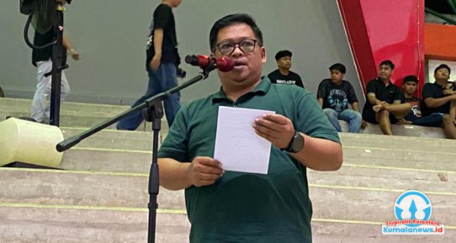 
 Kepala Dinas Kepemudaan dan Olahraga Kabupaten Kutai Kartanegara, Aji Ali Husni, memberikan sambutan sekaligus membuka Turnamen Futsal KNPI Kukar Cup 2025.