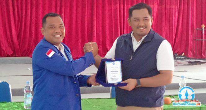 
 Kepala Bidang Kepemudaan dan Kewirausahaan Dispora Kutai Kartanegara, Derry Wardhana, menerima cinderamata dari Gerakan Angkatan Muda Kristen Indonesia (GAMKI) Kukar. (Dok. Muhammad Zailany)