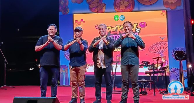 
 Asisten III Setkab Kukar Dafip Haryanto, Kabid Kepemudaan dan Kewirausahaan Dispora Kukar Derry Wardhana, Plt. Kepala Diskop-UKM Kukar Thaufiq Zulfian Noor, serta Kabid UKM Diskop-UKM Kukar Fathul Alamin berfoto bersama dalam pembukaan Pekan Pesta Rasa yang digelar di Taman Kota Raja Tenggarong, Rabu (19/11/2025) malam.