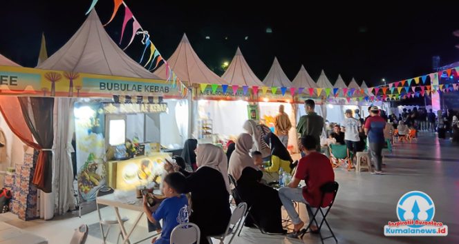 
 Tampak deretan tenda pelaku UMKM binaan Dinas Pemuda dan Olahraga Kutai Kartanegara yang berpartisipasi dalam Pekan Pesta Rasa di Taman Kota Raja, Tenggarong.