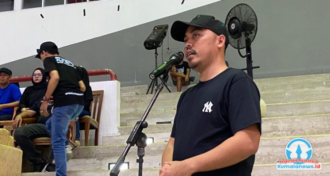 
 Ketua Komite Nasional Pemuda Indonesia (KNPI) Kabupaten Kutai Kartanegara, Rian Tri Saputra, memberikan sambutan pada penutupan Turnamen KNPI Kukar Cup 2025, sekaligus menegaskan komitmen organisasi dalam mendukung pembinaan olahraga dan pengembangan potensi pemuda di daerah.