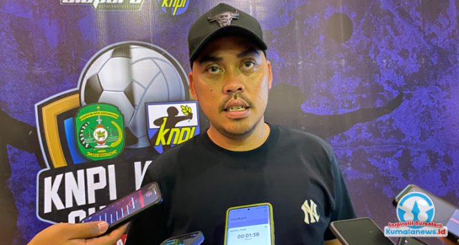 
 Ketua Komite Nasional Pemuda Indonesia (KNPI) Kabupaten Kutai Kartanegara, Rian Tri Saputra, memberikan keterangan mengenai kesiapan pelaksanaan Turnamen Voli KNPI Kukar Cup 2025, termasuk persiapan teknis dan dukungan organisasi dalam menyukseskan agenda olahraga tersebut.