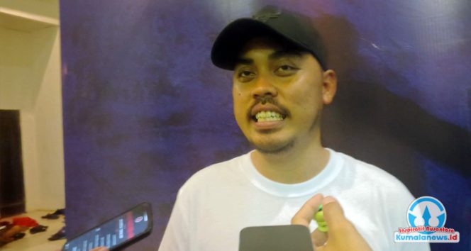 
 Ketua Komite Nasional Pemuda Indonesia (KNPI) Kabupaten Kutai Kartanegara, Rian Tri Saputra, memberikan keterangan mengenai program KNPI Kukar yang berfokus pada penguatan ketahanan pangan, termasuk upaya pemberdayaan pemuda dalam sektor pertanian, inovasi pangan lokal.