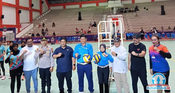 
 Foto bersama Sekretaris Dinas Pemuda dan Olahraga Kutai Kartanegara, Syafliansyah, bersama para tamu undangan usai pembukaan Turnamen Voli KNPI Cup 2025. Kegiatan tersebut berlangsung di Gedung Beladiri, kompleks Stadion Aji Imbut, Tenggarong Seberang, pada Rabu (26/11/2025) malam.