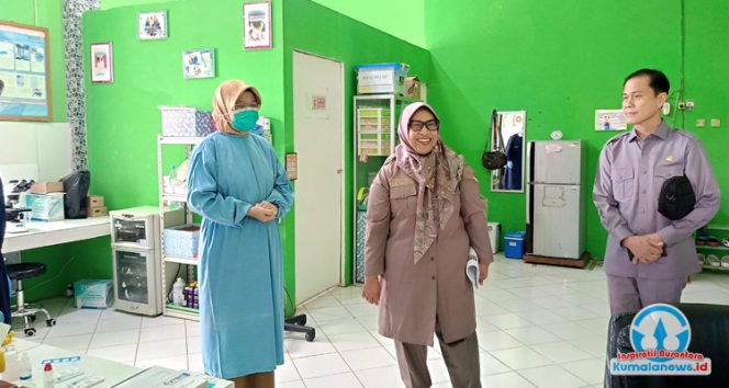 
 Anggota Pansus IV DPRD Kota Samarinda, Sri Puji Astuti, berdiskusi bersama jajaran UPTD Puskesmas Palaran, kader TB, dan perwakilan Yayasan Penabulu terkait capaian serta tantangan program penanggulangan TBC di wilayah Palaran, Selasa (4/11/2025). Foto: DA