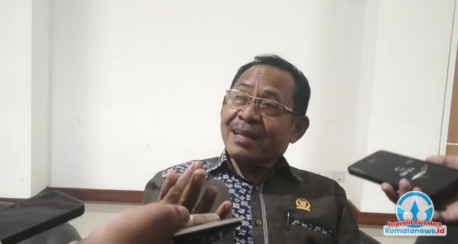 
 Ketua Bapemperda DPRD Kota Samarinda, Kamaruddin, memberikan keterangan kepada awak media usai rapat finalisasi lanjutan Raperda tentang Pemberdayaan, Pengembangan, dan Perlindungan Usaha Mikro di Gedung DPRD Samarinda, Rabu (5/11/2025). Foto: Yana
