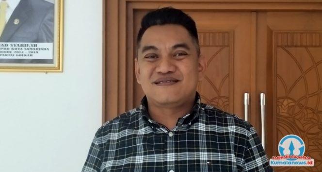 
 Ketua Pansus I DPRD Samarinda, Aris Mulyanata, memberikan keterangan kepada awak media usai rapat finalisasi Raperda Pengelolaan Pemakaman Umum di Gedung DPRD Samarinda, Rabu (5/11/2025). (Foto: Yana)