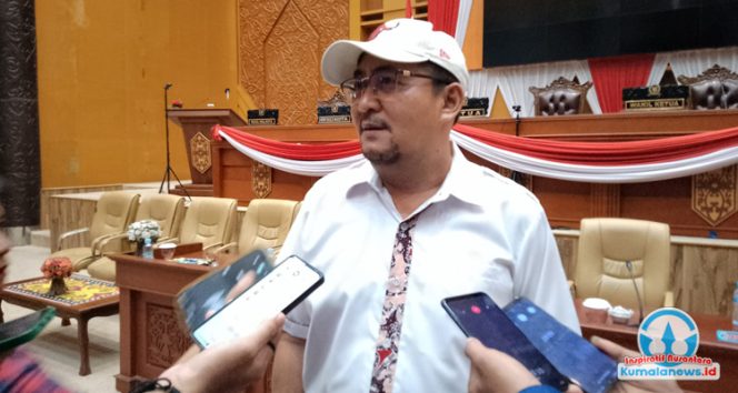 
 Ketua Komisi II DPRD Kota Samarinda, Iswandi, memberikan keterangan kepada wartawan usai rapat hearing bersama mitra kerja membahas evaluasi izin usaha ritel modern dan revisi Perwali Nomor 9 Tahun 2015, Kamis (6/11/2025). Foto : Yana