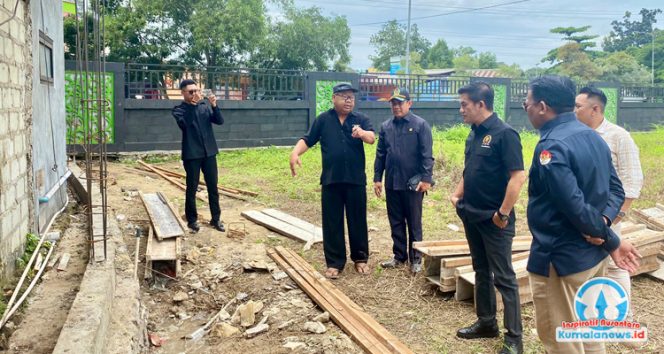 
 Anggota Komisi I DPRD Kota Samarinda meninjau lokasi sengketa batas lahan antara warga dan pihak TNI di kawasan Jalan APT Pranoto, Kopri 1. Kunjungan lapangan dilakukan untuk melihat langsung kondisi pembangunan pagar yang menjadi sumber permasalahan.
