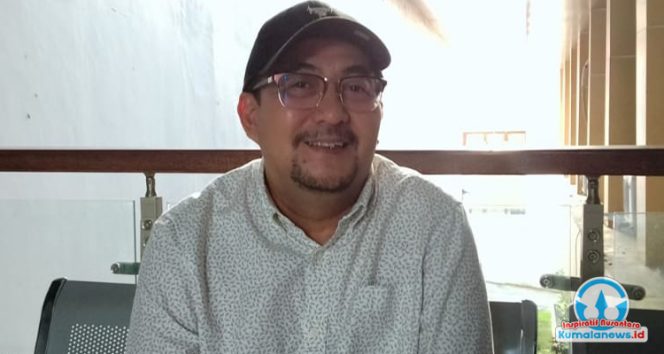 
 Ketua Komisi II sekaligus anggota Bapemperda DPRD Kota Samarinda, Iswandi, memberikan keterangan kepada wartawan usai rapat evaluasi Perda Perumda Varia Niaga di Gedung DPRD Samarinda, Jumat (7/11/2025). Foto: Yana