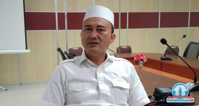 
 Sekretaris Komisi II DPRD Kota Samarinda, Rusdi Doviyanto, memberikan keterangan kepada wartawan usai rapat bersama mitra kerja di Gedung DPRD Samarinda, Jumat (7/11/2025). (Foto: Yana)