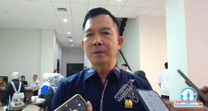 
 Anggota DPRD Kota Samarinda, Viktor Yuan, memberikan keterangan kepada wartawan usai menghadiri pertemuan di Gedung E lantai 1 DPRD Provinsi Kalimantan Timur, Jalan Teuku Umar, Samarinda, Selasa (11/11/2025).