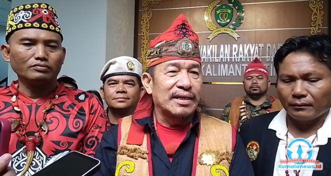 
 Ketua Fraksi Amanat Indonesia Raya DPRD Kota Samarinda, A. Fendi Meru, memberikan keterangan kepada wartawan di Gedung E lantai 1 DPRD Provinsi Kalimantan Timur, Jalan Teuku Umar, Samarinda, Selasa (11/11/2025). Foto: Yana