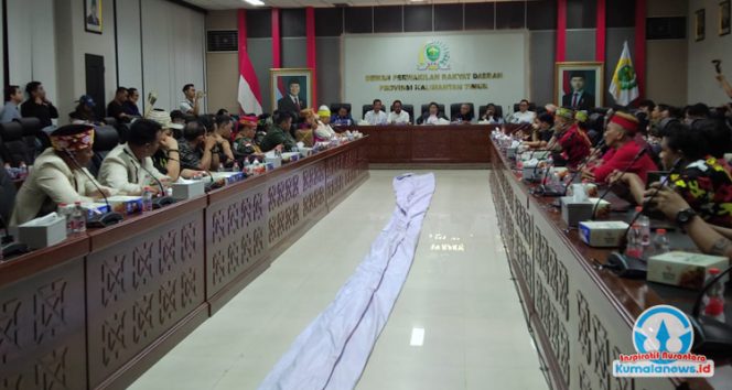 
 Wakil Ketua DPRD Provinsi Kalimantan Timur sekaligus Sekretaris DPD PDI Perjuangan Kaltim, Ananda Emira Moeis, memimpin Rapat Dengar Pendapat (RDP) bersama Forum Aksi Rakyat Kaltim di Gedung E Lantai 1 DPRD Kaltim, Selasa (11/11/2025).
