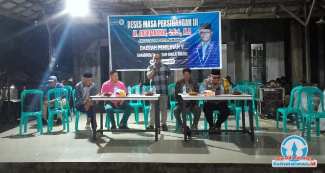 
 Anggota DPRD Kota Samarinda dari Fraksi Partai Demokrat, Muhammad Andriansyah, saat melaksanakan Reses Masa Persidangan III Tahun 2025 di Kelurahan Mugirejo, Samarinda Utara, Rabu malam (12/11/2025). Foto : Yana